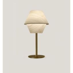 Lámpara de mesa Hotel M de Luzifer LZF base dorada pantalla Blanco Marfil encendida
