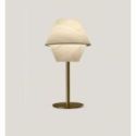 Lámpara de mesa Hotel M de Luzifer LZF base dorada pantalla Blanco Marfil encendida