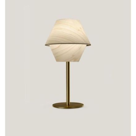 Lámpara de mesa Hotel M de Luzifer LZF base dorada pantalla Blanco Marfil encendida