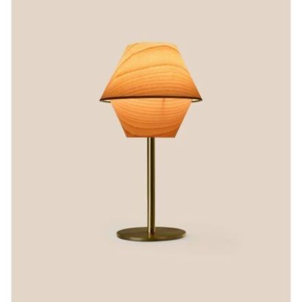 Lámpara de mesa Hotel M de Luzifer LZF base dorada pantalla Haya Natural encendida