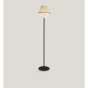 Lámpara de pie Hotel P de Luzifer LZF base negro mate encendida Lámpara de pie Hotel P de Luzifer LZF base negro mate encendida
