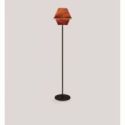 Lámpara de pie Hotel P de Luzifer LZF base negro mate pantalla Cereza Natural encendida Lámpara de pie Hotel P de Luzifer LZF base negro mate pantalla Cereza Natural encendida