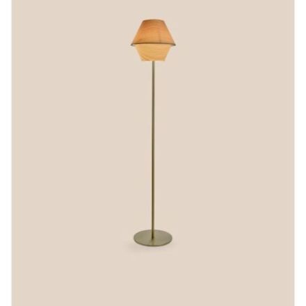 Lámpara de pie Hotel P de Luzifer LZF base dorada pantalla Haya Natural encendida