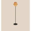 Lámpara de pie Hotel P de Luzifer LZF base negro mate pantalla Haya Natural encendida Lámpara de pie Hotel P de Luzifer LZF base negro mate pantalla Haya Natural encendida