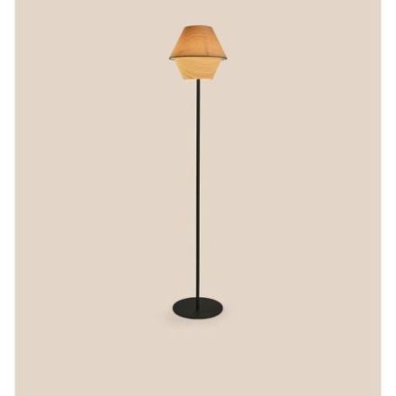 Lámpara de pie Hotel P de Luzifer LZF base negro mate pantalla Haya Natural encendida