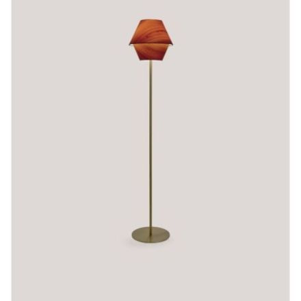 Lámpara de pie Hotel P de Luzifer LZF base dorada pantalla Cereza Natural encendida