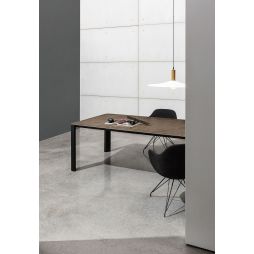 Kodo, mesa con forma rectangular y estructura en aluminio