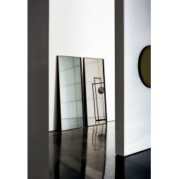 Visual, espejo con marco de aluminio lacado rectangular de Sovet Italia