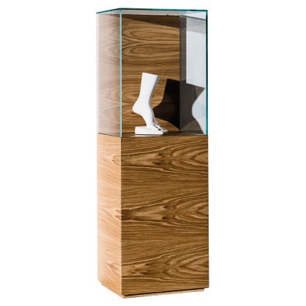 Nest, un mueble vitrina de cristal con base en madera de Sovet Italia con madera roble natural