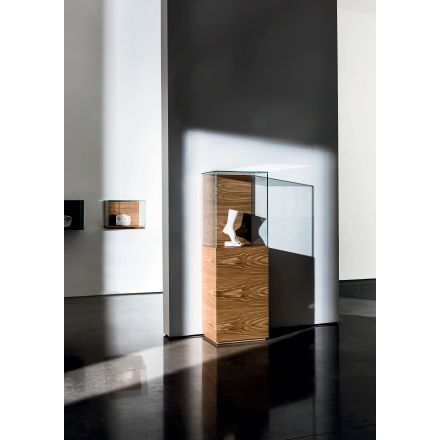 Nest, un mueble vitrina de cristal con base en madera de Sovet Italia con madera roble natural