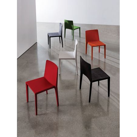 Pura, una silla de poliuretano en colores