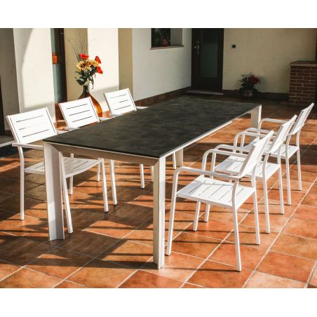 Petra, una mesa extensible en aluminio y sobre en HPL de RD Italia sillas color blanco