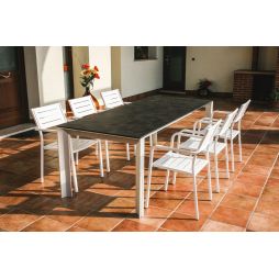 Petra, una mesa extensible en aluminio y sobre en HPL de RD Italia sillas color blanco