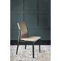 Ginevra, una silla en madera con tapizado en piel diseñada por Archirivolto