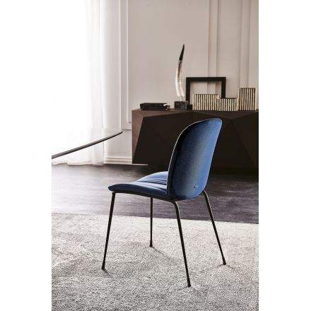 Tina, silla ligera con estructura en acero y tapizado en piel