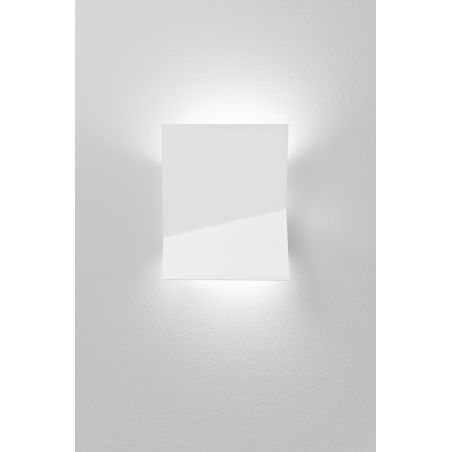 Piu, lámparas de pared cuadradas, abstractas y muy modernas, disponibles en un agradable color blanco de Estiluz