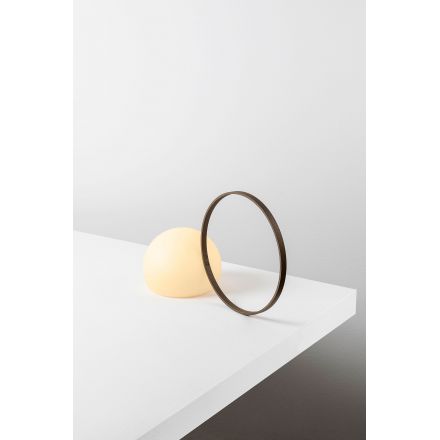 Circ,  lámpara de sobremesa de interior portátil con un aro grande, proporciona luz directa e indirecta de Estiluz