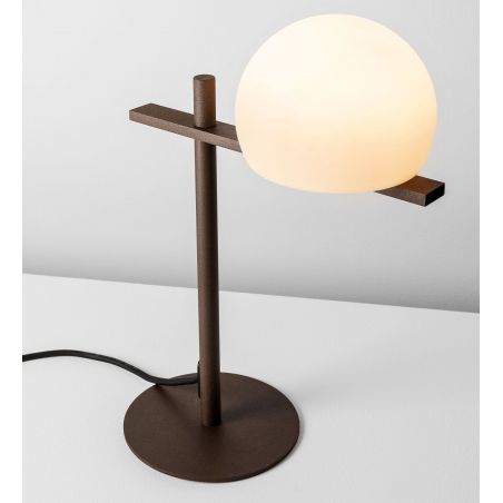 Circ, modelo globo apoyando sobre un pie, lámpara de mesa de vanguardia conservando el estilo tradicional