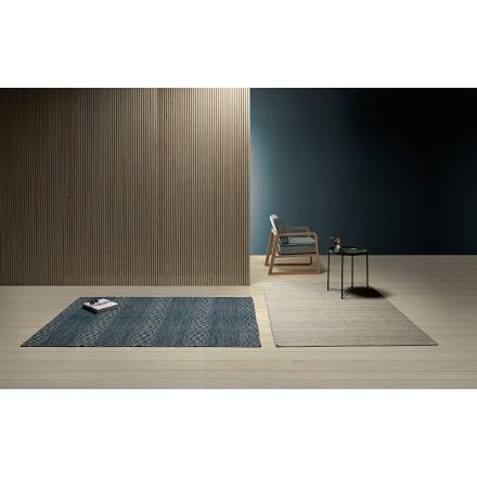 Field, una alfombra tejida a mano con un patrón que se hace grande y pequeño de Kuatro Carpets