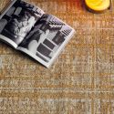 Detalles Alfombra Blossom anudada a mano con un 80% de lana de Kuatro Carpets en color gold