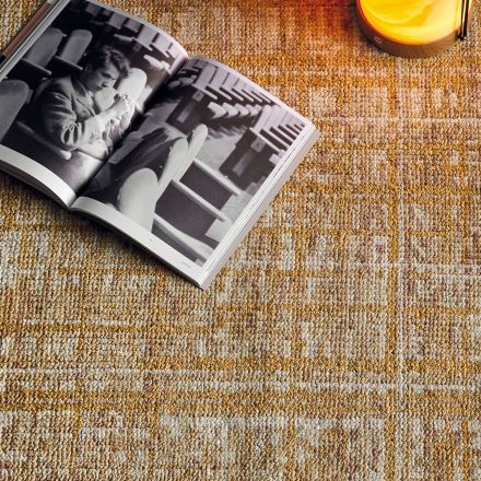 Detalles Alfombra Blossom anudada a mano con un 80% de lana de Kuatro Carpets en color gold