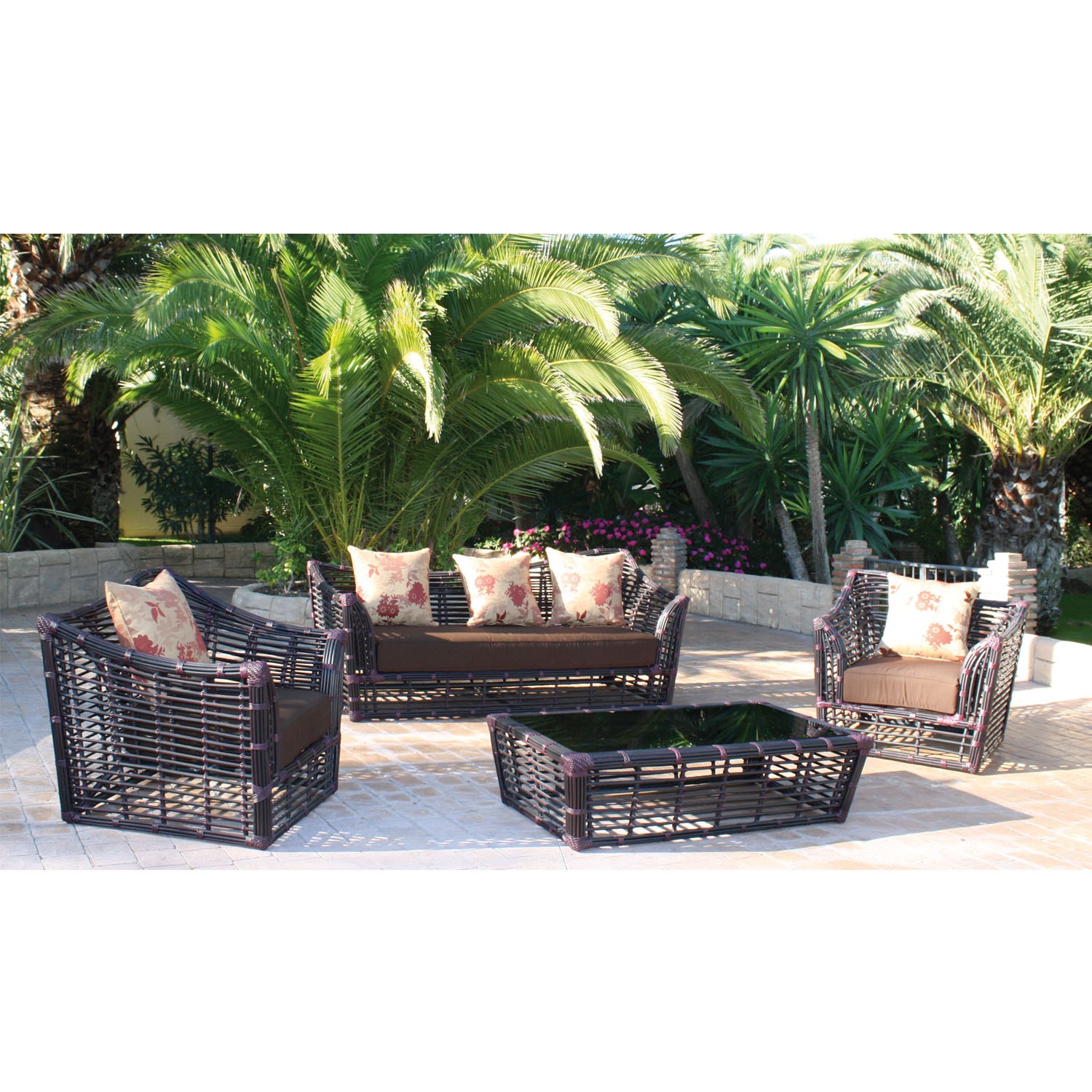 Conjunto de exterior compuesto de sofá, sillones y mesa de centro