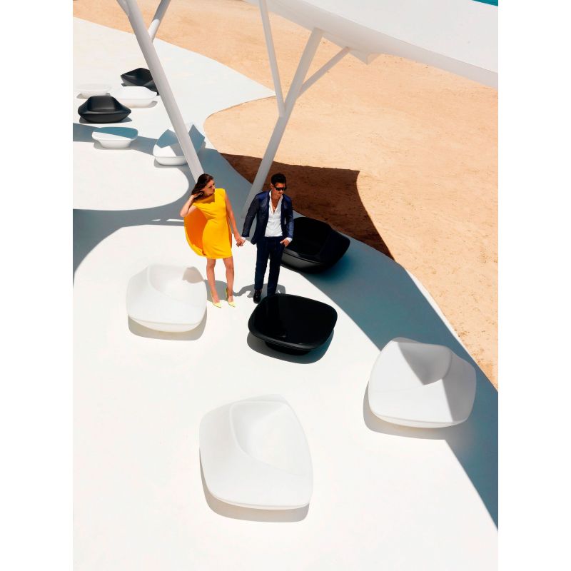 Ufo Butaca, asiento cómodo con brazos con reposabrazos de Vondom color lacado brillo plum Ufo Butaca, asiento cómodo con brazos con reposabrazos de Vondom color lacado brillo plum