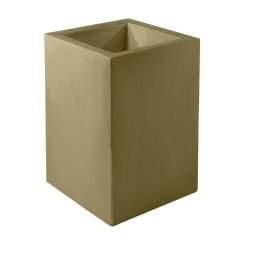 Cubo Alto, macetero de diseño original en forma de Cubo Alto de Vondom color basic kakhi