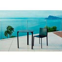 Mesa redonda Quartz con tablero HPL, dale a tu jardín un encanto minimalista y funcional