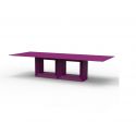 Mesa XL Vela, dota a tu jardín de equilibrio y armonía de Vondom color lacado brillo plum